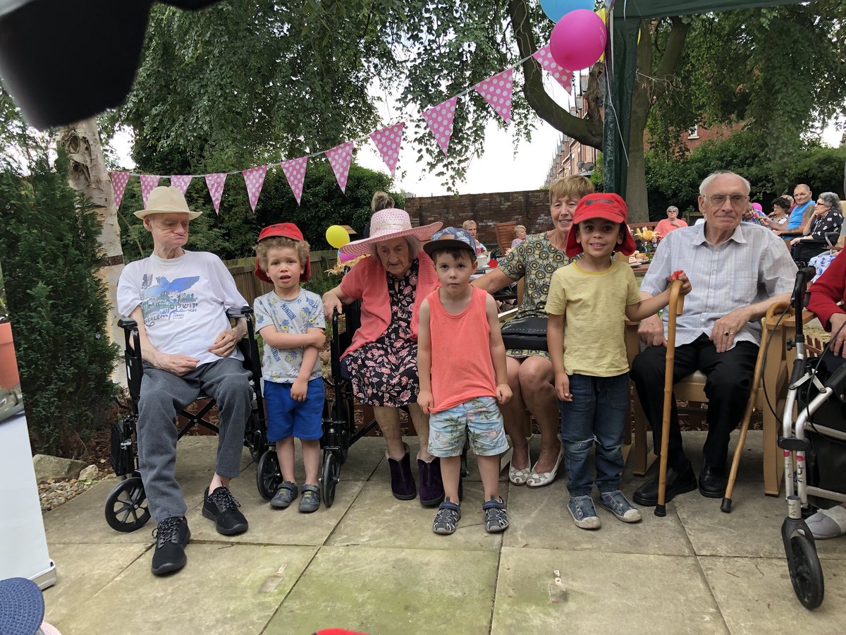 Celebrating @FourSeasonsHCUK DCF accreditation at Harrogate Lodge. Great afternoon with residents, families,friends and children from our local nursery. Lovely to welcome also our NHS colleagues where we took the opportunity to wish them a happy #NHS70Birthday @FSHCNurses