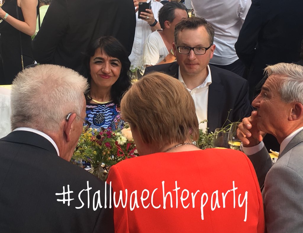 bnw_ev's tweet photo. Die Bundeskanzlerin im Gespräch mit MP Kretschmann und unserer Vorständin @Muhterem_Aras !

Kretschmann solle doch in der Nachbarschaft für besseres Wetter sorgen 😉 #csu #bundesregierung #stallwaechterparty #UGvorOrt https://t.co/2Kin8n2W2t
