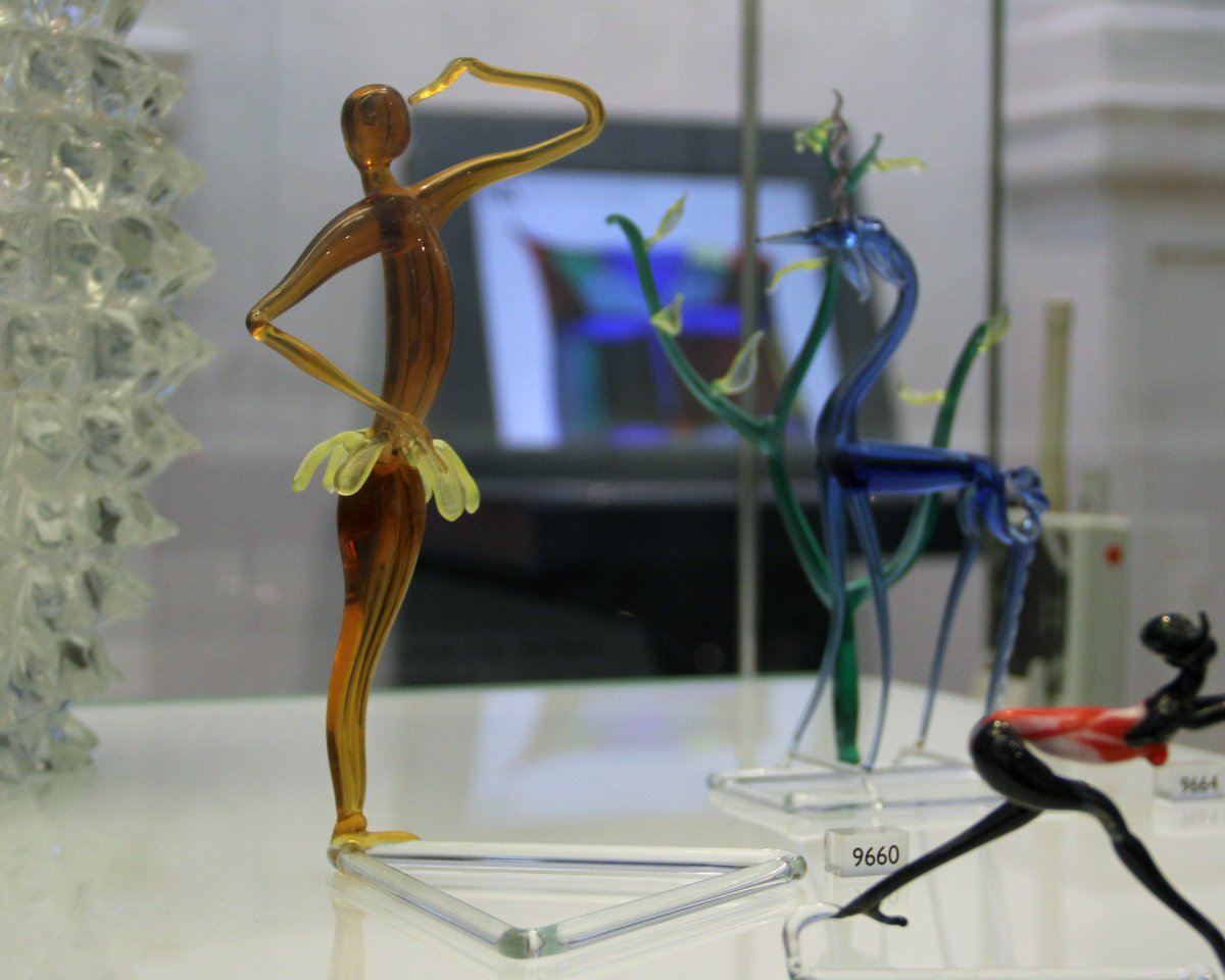 V_and_A's tweet photo. Next up, this exquisite caramel coloured glass figurine with a skirt of bananas depicts the famous African-American performer #JosephineBaker, known for her erotic dances and risqué costumes. She had relationships with both men and women #InsideVAM #TwitterTour https://t.co/bM1ZO3kzLY