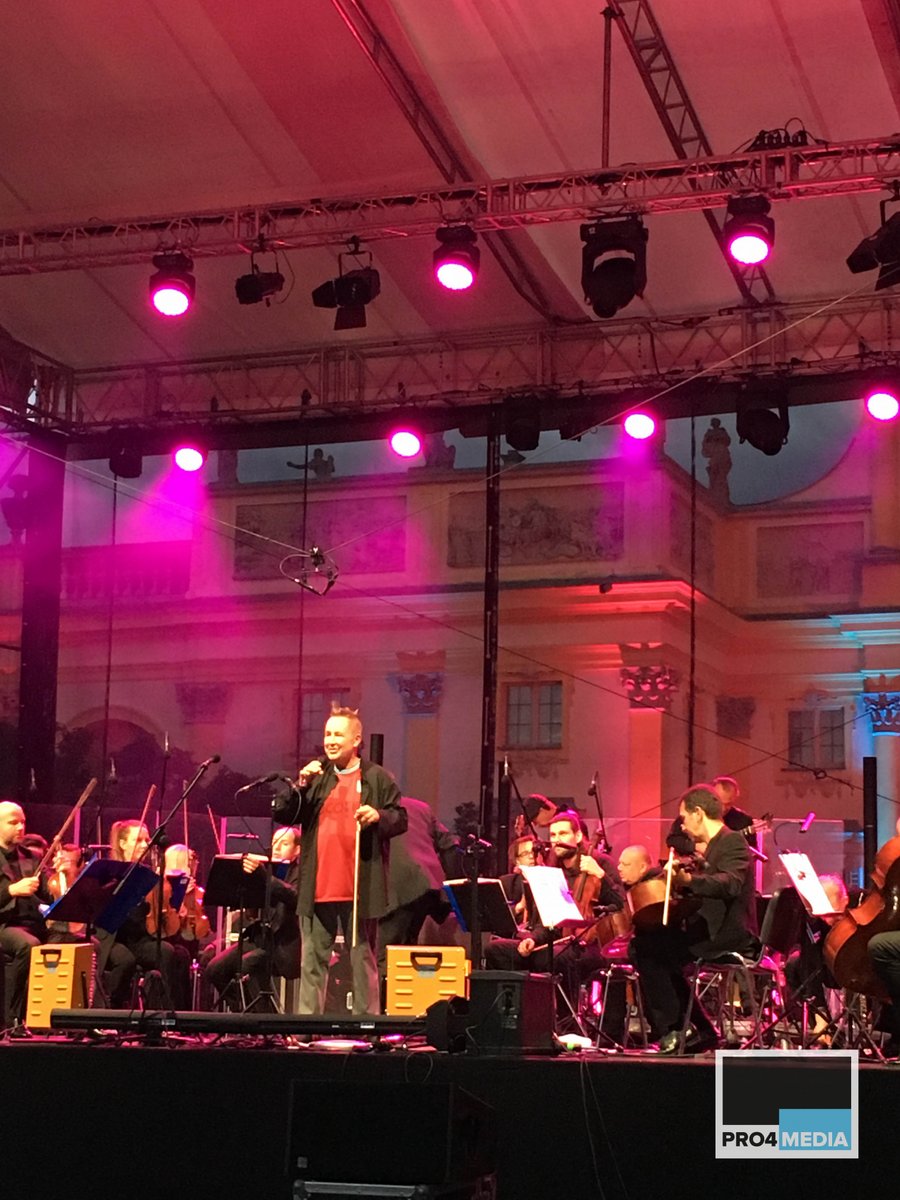 PRO4MEDIA's tweet photo. #NigelKennedy zaprosił Bacha i Gershwina do koncertowania na wilanowskim dziedzińcu. Pięknie zagrali... A my dołożyliśmy temu muzycznemu zjawisku warstwy do oglądania >>> https://t.co/VL2RWccAhj