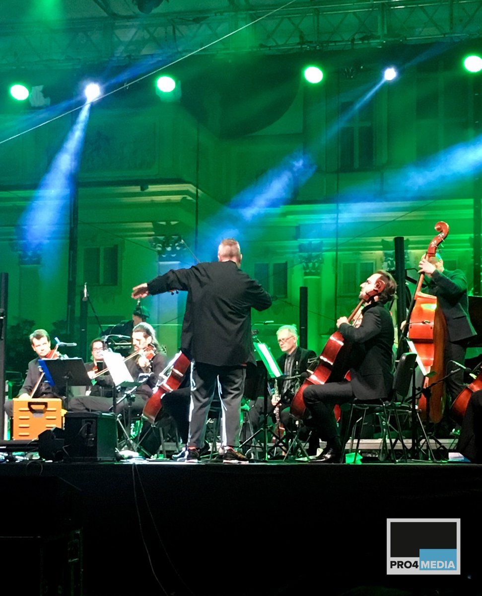 PRO4MEDIA's tweet photo. #NigelKennedy zaprosił Bacha i Gershwina do koncertowania na wilanowskim dziedzińcu. Pięknie zagrali... A my dołożyliśmy temu muzycznemu zjawisku warstwy do oglądania >>> https://t.co/VL2RWccAhj