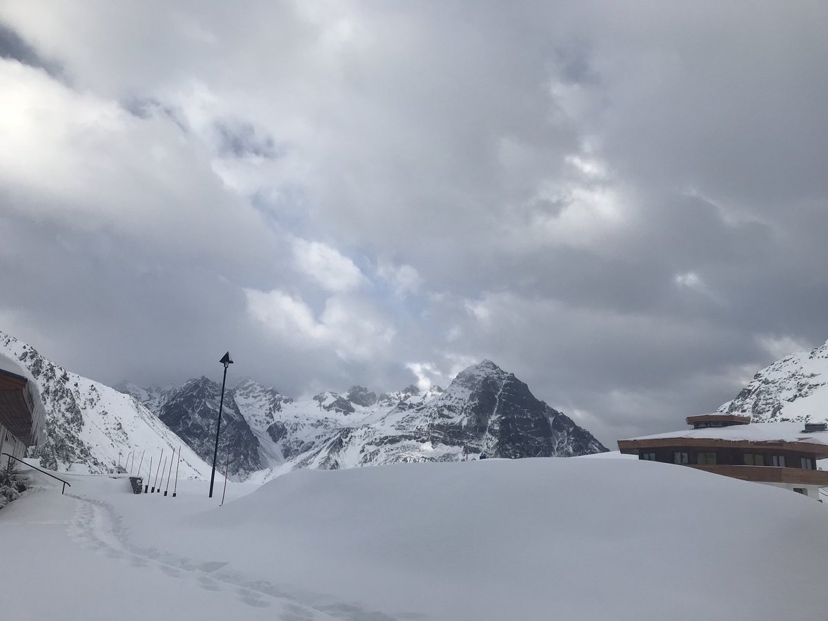 camijsaa's tweet photo. Nieve fresca!! 😍❄️⛅️🗻🏔 Que hermosa amaneció mi montaña hoy!!! No aguanto las ganas para salir a andar!! 🏂⛷❤️🔥  #Portillo #chile #losandes #snow #storm #portillolife #felizjueves #ski #snowboard https://t.co/IfMPN6hLV0