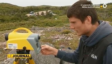 IGNpresse's tweet photo. [4/07 - JT @FranceOtv] Ils parcourent #saintpierreetmiquelon pour effectuer des relevés et améliorer le réseau géodésique. 7 agents @IGNFrance  sont actuellement en mission à #SPM
#MissionSPM #gravimétrie #géodésie 
Reportage #Franceo en Replay sur : https://t.co/Y0qSEpJKZq https://t.co/axu1SFjVbv