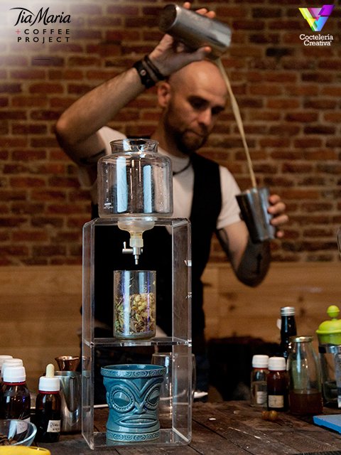CreativeBar's tweet photo. ⚠#Masterclass para #bartenders⚠ El café y la aplicación de técnicas en #coctelería: #TiaMariaCoffeeAcademy. Fotos de la última sesión con: @tiamariadrink @Santibartender, Alejandro Kim, @boconocoffee @javicaballero13 y @georgerestrepo. Contáctanos. 
Madrid: 09/07. Bcn: 23/07. https://t.co/ndAbIjMpOp