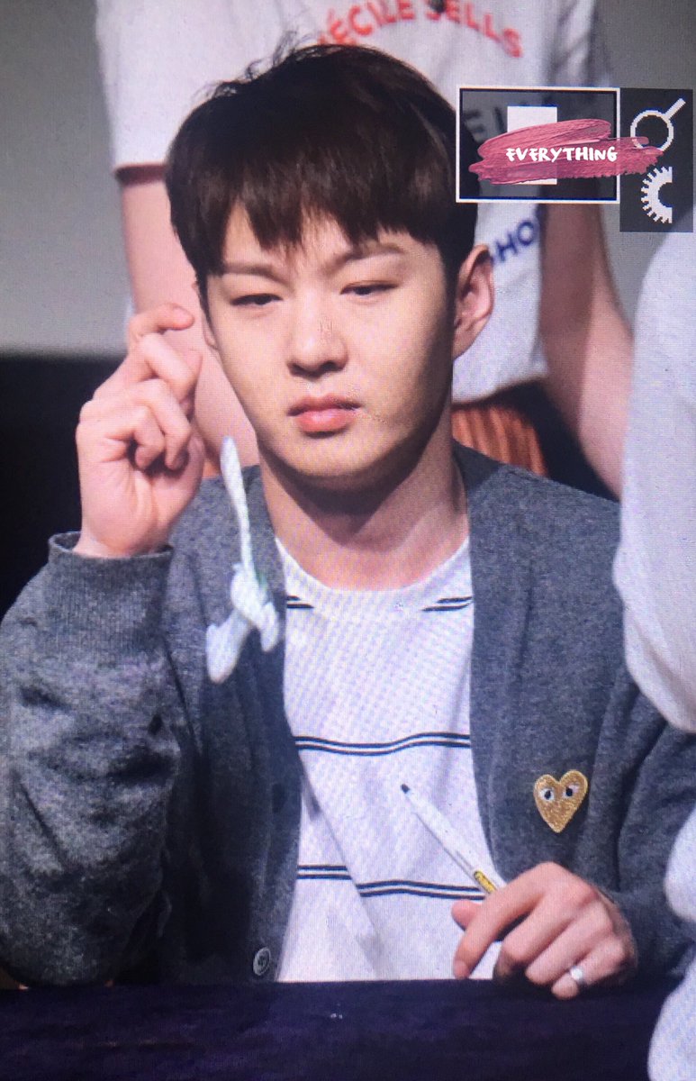 leechangsub_net's tweet photo. 180705 일지아트홀 팬사인회 비투비 이창섭❤️
새 장난감 가지구 놀래서 쿵 ! 떨어뜨려서 놀래쪄 기염...💕💕
@LeeCS_BTOB https://t.co/VwbKFnOPIz