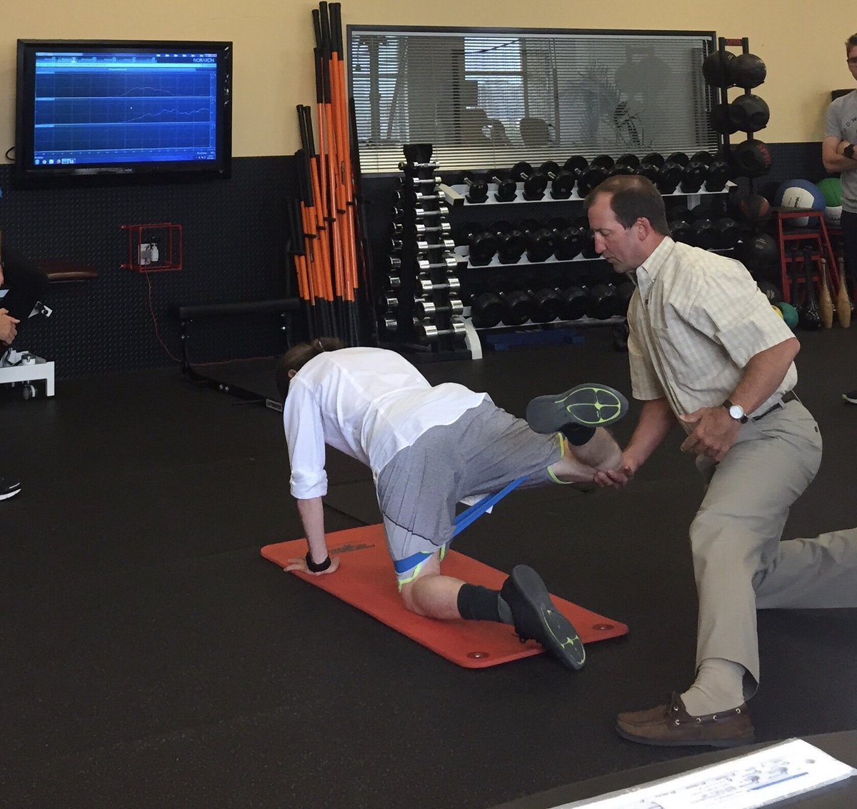 NoraxonUSA's tweet photo. Dr. Chris Powers demonstrating glute vs hamstring activation with EMG biofeedback during a recent Movement Performance Institute course. A great application of our software features! #MovementDataPeople https://t.co/upYjmLeP8y