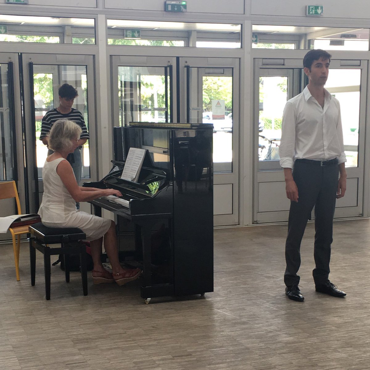 #UAculture Un piano est à disposition de tous dans le hall de la Faculté des lettres, langues et sciences humaines 🎹

Cet après-midi, c'est David Pouliquen, enseignant-chercheur en anglais, qui donne un récital 🎶
