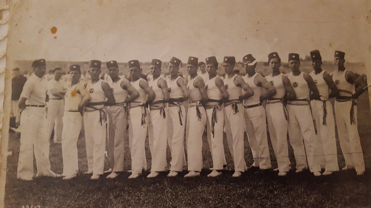 AliMoncef's tweet photo. Je profite de cette occasion du jour de l’indépendance pour rendre hommage a mon grand pere et son club de l'AGVGA. 
Premier club omnisport algérien musulman de l'histoire, plus qu'un club, tout un symbole.. 
Allah yerahmek djeddi, un honneur pour moi de porter ton nom. https://t.co/dQ3cHljBu0