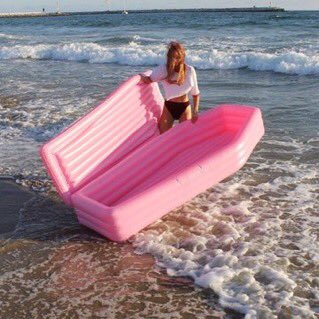 soynormalvale's tweet photo. cuando es verano pero no estás de humor https://t.co/GsHyiDMFSb