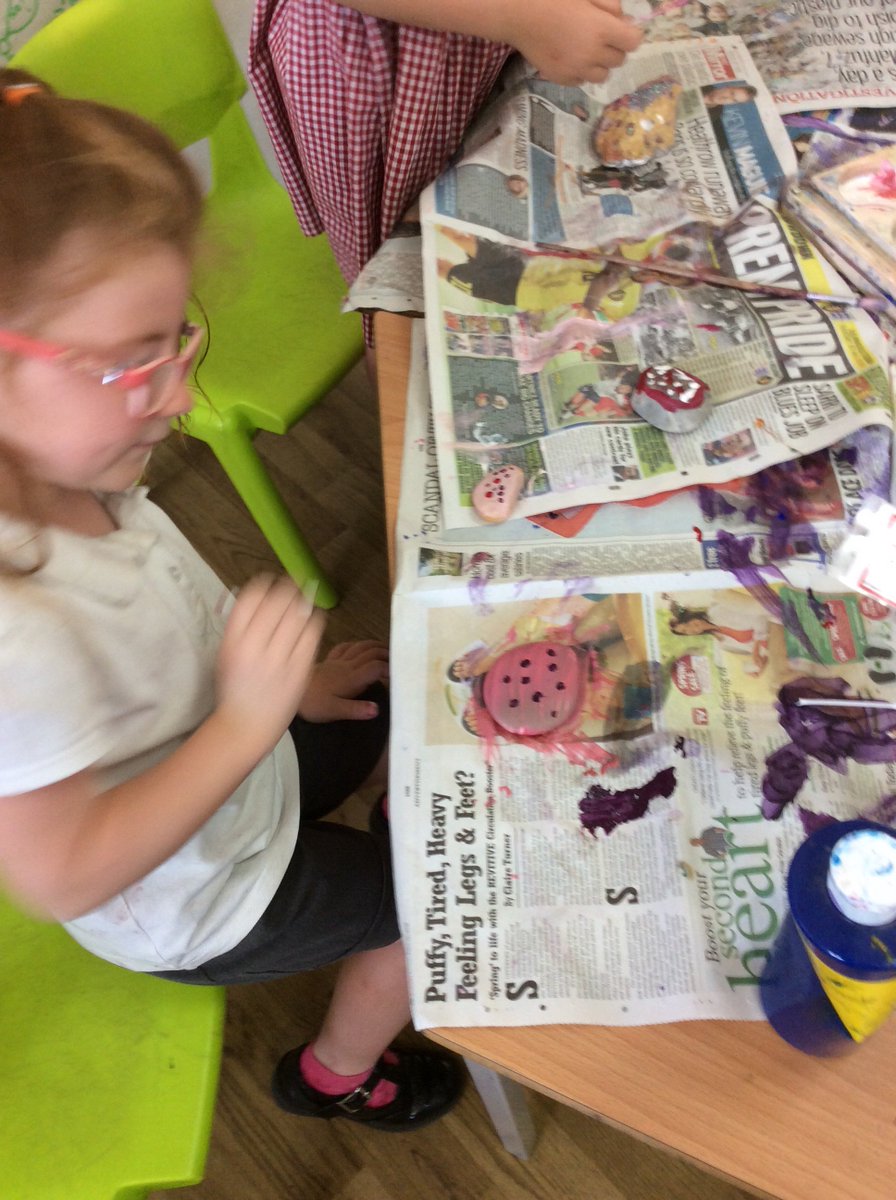 MerseyYear2's tweet photo. Owls have had a wonderful afternoon decorated rocks and learning to mix paints in #art @MerseyPrimary https://t.co/V2lAcYfGc3