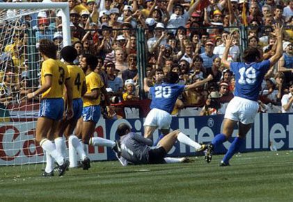 MarcoTardelli82's tweet photo. Data l’assenza della nostra nazionale ai #mondiali in Russia, provo a consolarvi con queste foto.  
#AccadeOggi il 5 luglio 1982 battemmo il #Brasile più forte di sempre https://t.co/AxoryyhwBn