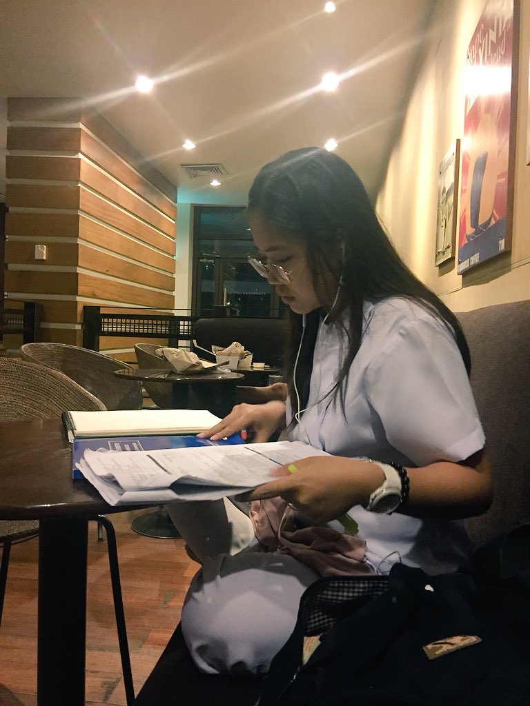 SeaanTheSheep's tweet image. Ito dapat ang tinutularan na estudyante. Graduate na siya, tapos na internship niya. Pero need niya motivation kaya nag-uniform while studying for boards. #Labanmedtech #Isakapongalamat @medtechstudy