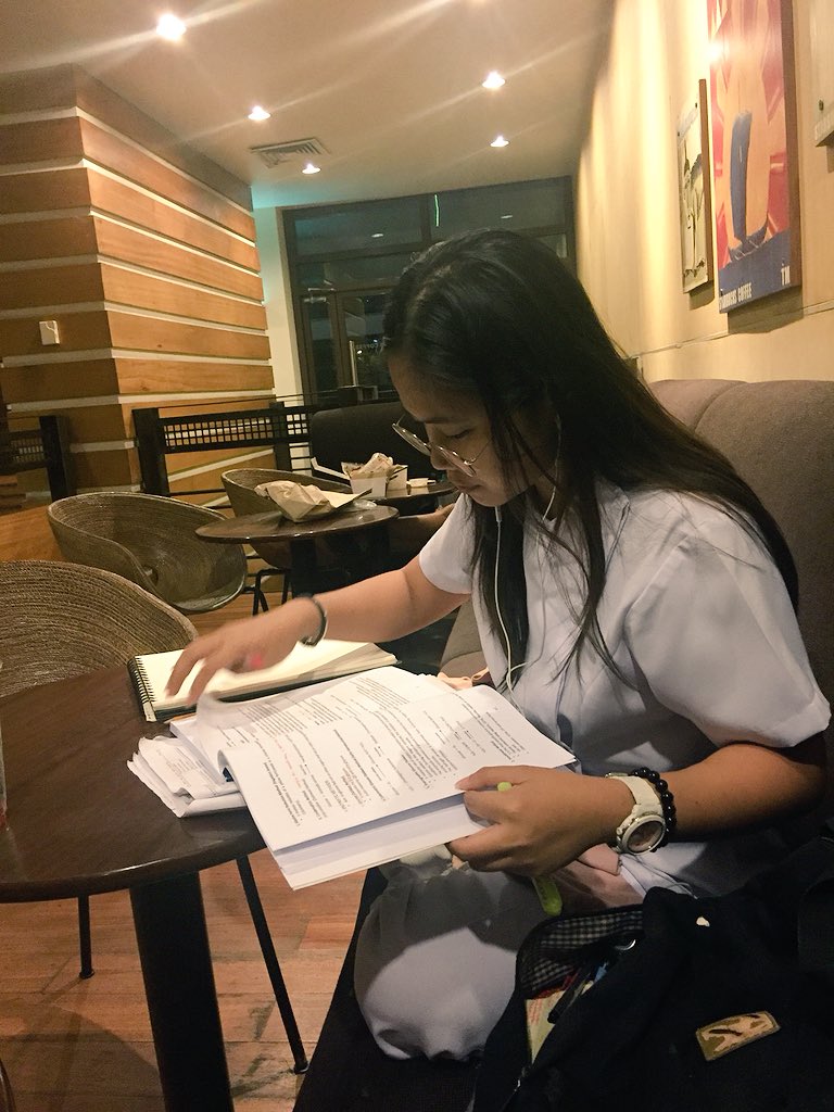 SeaanTheSheep's tweet image. Ito dapat ang tinutularan na estudyante. Graduate na siya, tapos na internship niya. Pero need niya motivation kaya nag-uniform while studying for boards. #Labanmedtech #Isakapongalamat @medtechstudy