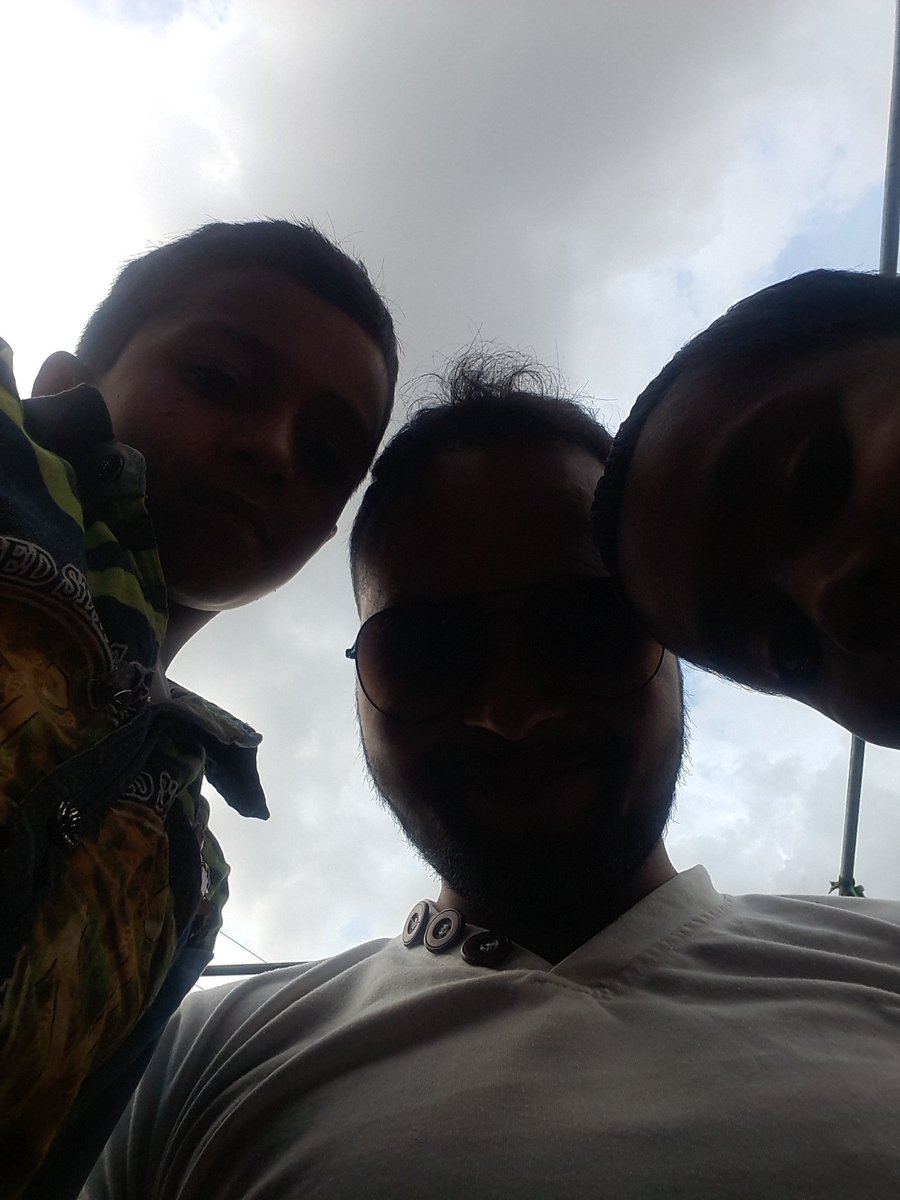 being_rishii's tweet photo. #Pic_1 - 2 Baalaks

#Pic_2 - 1,2,3,4 Baalaks 5th peeping

#Pic_3 - 1,2,3,4,5,6,.....😂😂😂

Chal beta Selfie le le re😂😂😂

Bin bulaaye mehmaan kahi ke😂😍 https://t.co/b0FPzvL3ae