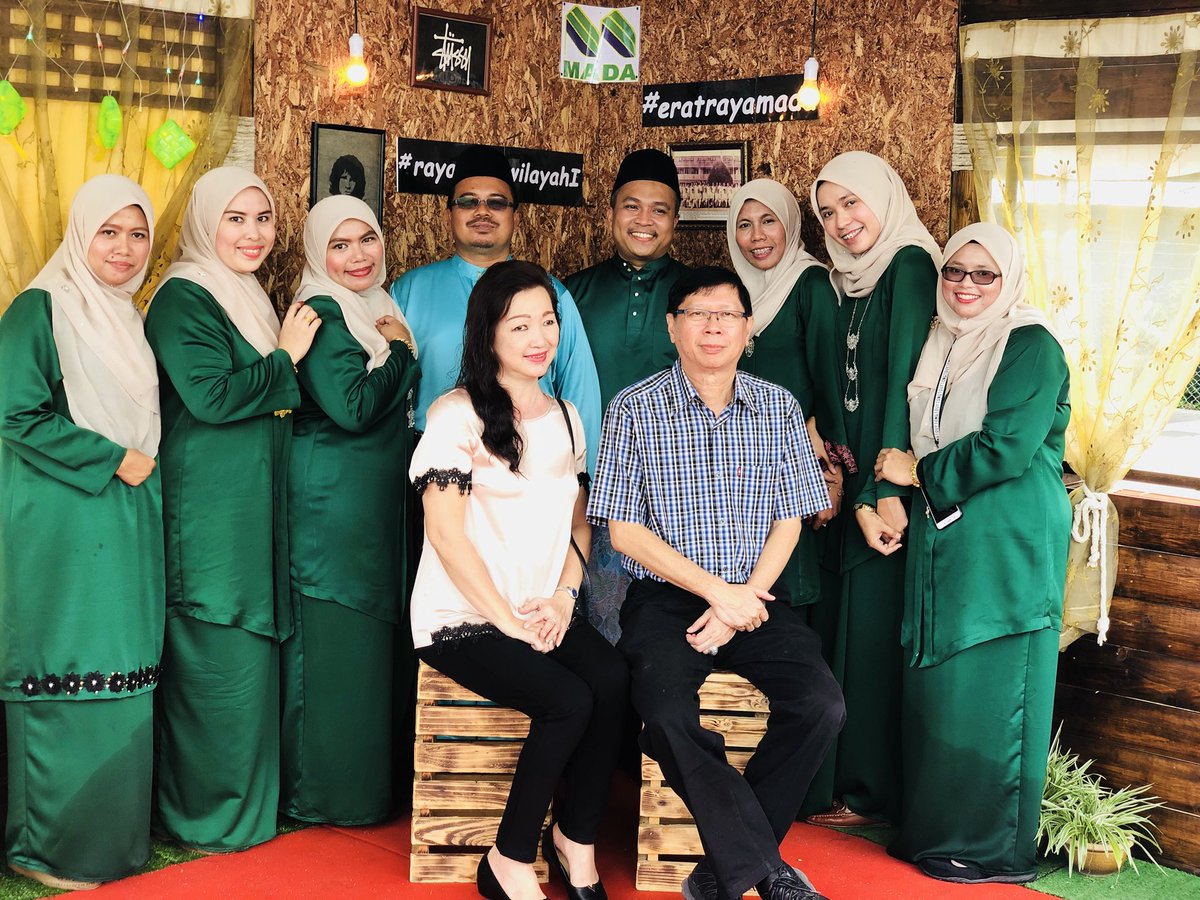puteriwanyyy's tweet photo. Thankyou Mr GM and everyone who came to make the event a successful one. SELAMAT HARI RAYA AIDILFITRI MAAF ZAHIR &amp; BATIN . 
#teamrayaW1
#madaperlis
#madamabeles
#perlis https://t.co/mqY8LYuPKX