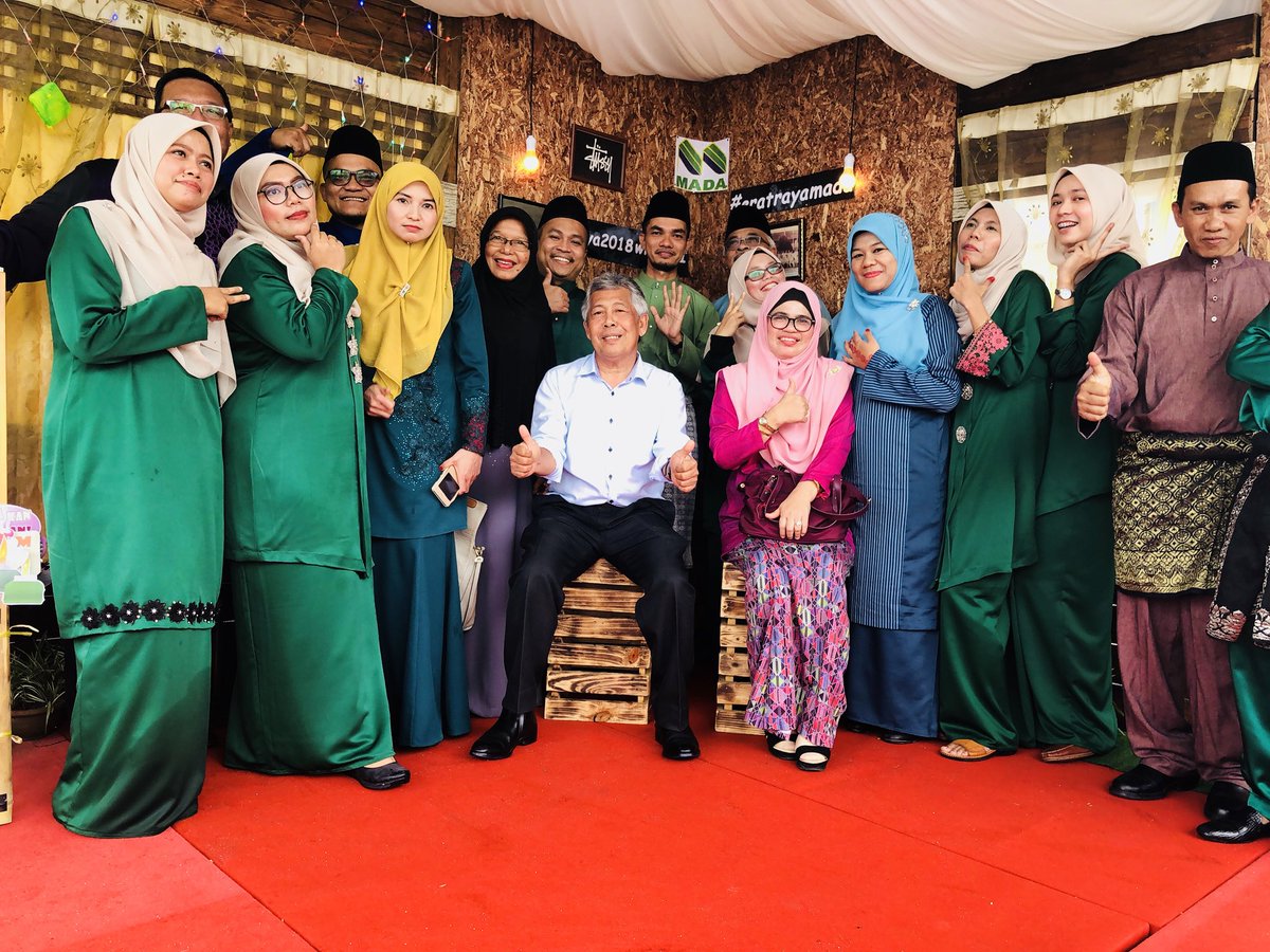puteriwanyyy's tweet photo. Thankyou Mr GM and everyone who came to make the event a successful one. SELAMAT HARI RAYA AIDILFITRI MAAF ZAHIR &amp; BATIN . 
#teamrayaW1
#madaperlis
#madamabeles
#perlis https://t.co/mqY8LYuPKX