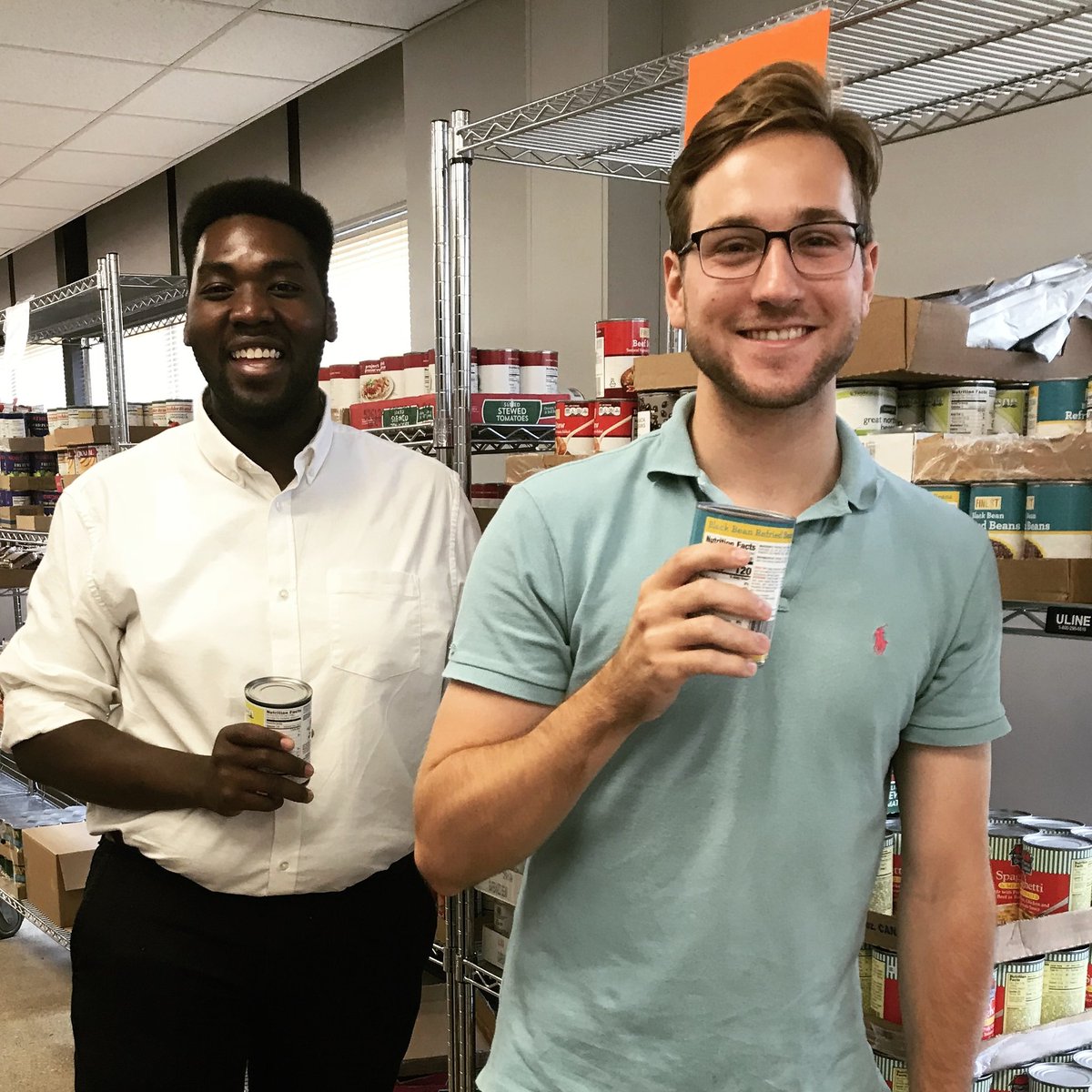 HamdardHealth's tweet image. This week, Hamdard interns were at Addison Township, helping with distribution at the local food pantry. Our interns have spent the summer working on nutrition education programs, working to make both our patients and community a healthier place. #ValueCHCs #SolveHunger