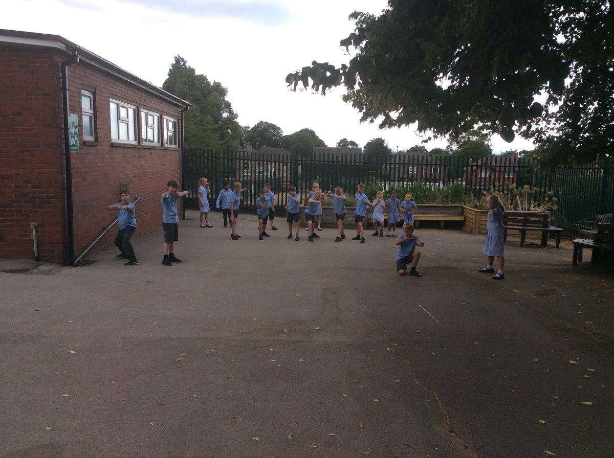 IPMATGawthorpe's tweet photo. Re-creating the battle formations from the battle of Hastings. The Normans were victorious! #GCAyear4 #GCAhistory #GCAbritishvalues https://t.co/4l23xljurW