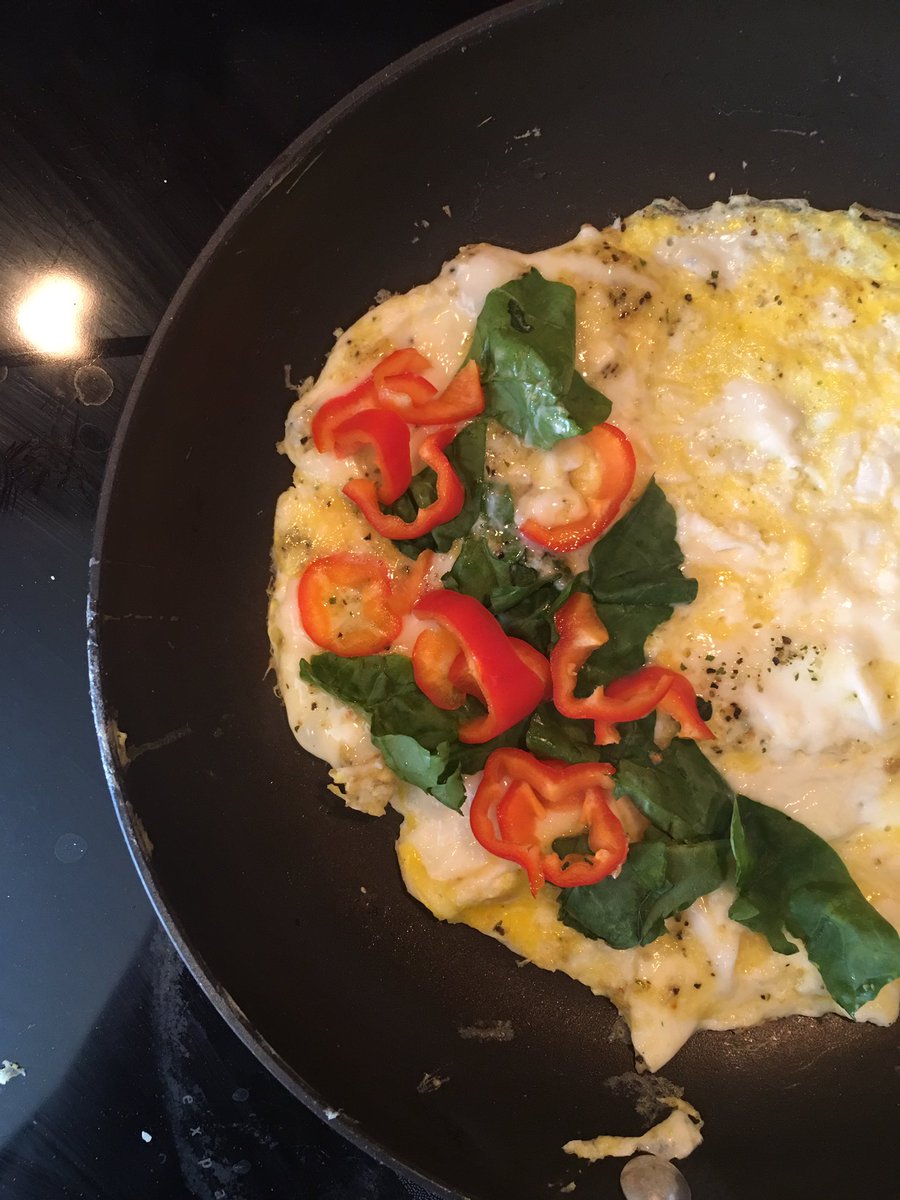 collegemacros's tweet photo. Omlettes for breakfast make me feel fancy. 2 eggs, 2 egg whites,  pepper, cheese and spinach is all you need. #macromeals https://t.co/euI3HAtcVf