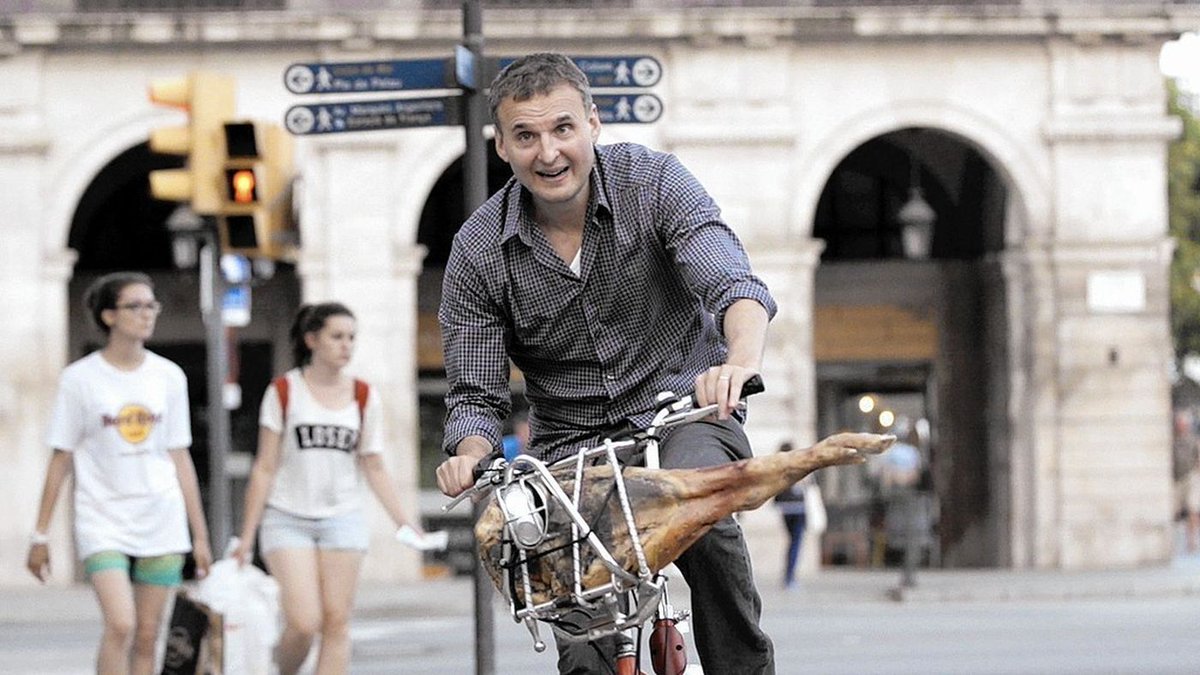 EmilySiegel's tweet photo. Why @PhilRosenthal starves himself before filming an episode of #SomebodyFeedPhil! Today on @Forbes. https://t.co/nguklV7m7w https://t.co/TVfWphsIaf