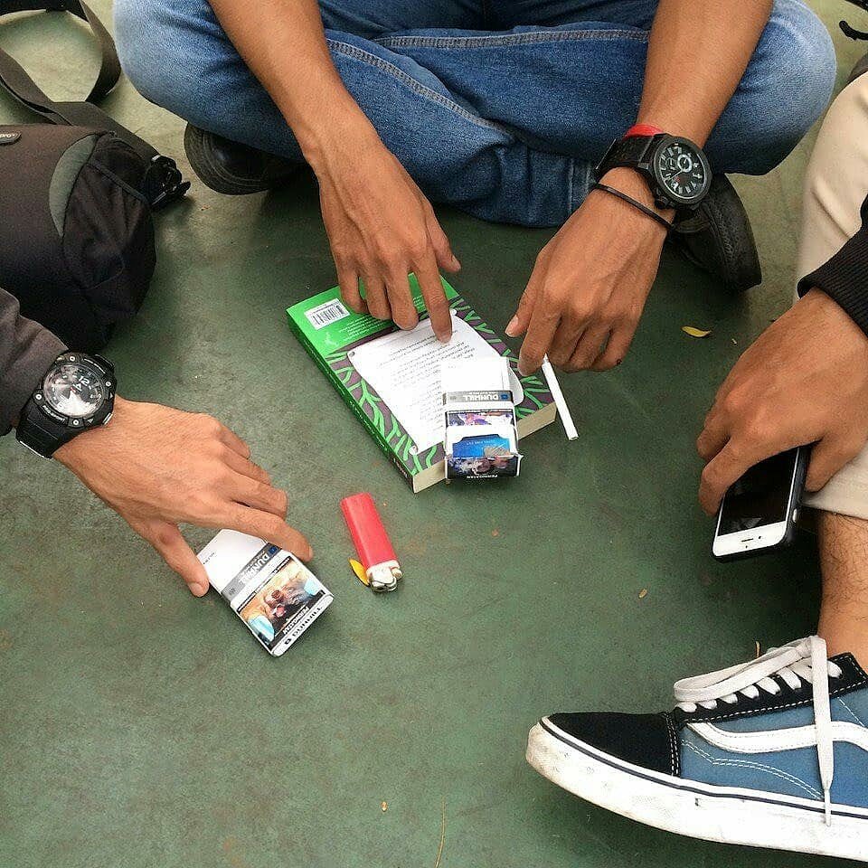 jdylansx's tweet image. Sambil nongkrong bareng teman, sambil nikmatin rokok yang baunya nggak nempel di baju. Dunhil Ultra. lo juga cobain ya! #UltraLessSMELL #LessSMELLisMore