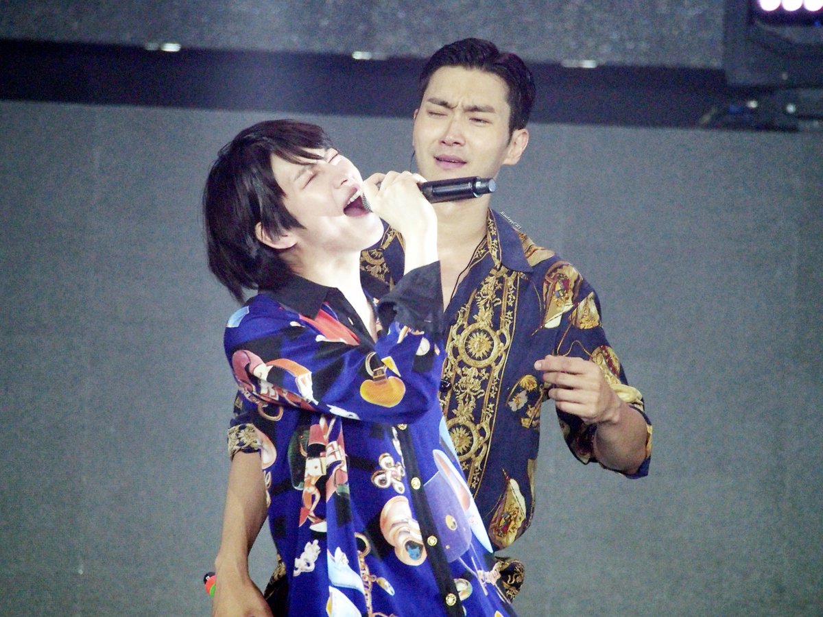 Minology0301's tweet photo. #SS7Macau - Siwon when Hyukjae having a good time with the pink ribbon headband..
#SS7Manila - Siwon when Heechul got overly excited with Pacquiao..
Always trust the man to give the best 100% reaction~ I love it! π #SuperShow7 #Siwon #Reactionlevelis10 https://t.co/OrZaKtwD5F