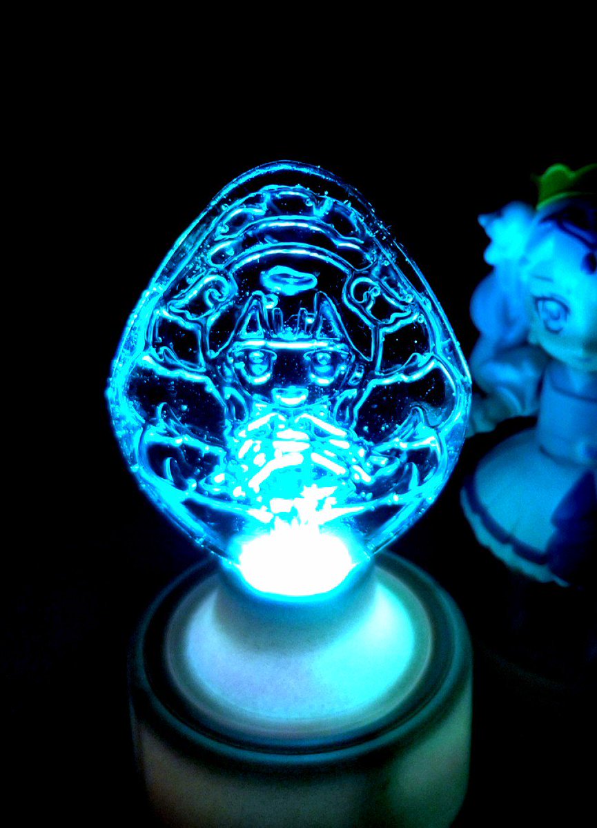 ブラフ丸 Twitterissa ジューシーなプリキュアグミ 食べたあとのトレー 捨てていませんか それを捨てるなんてとんでもない トレーを型 にしてuvレジンでクリスタルアンジュを作ってみました Ledで照らすと綺麗です 普通に製氷皿にするのも楽しいかも プリキュア