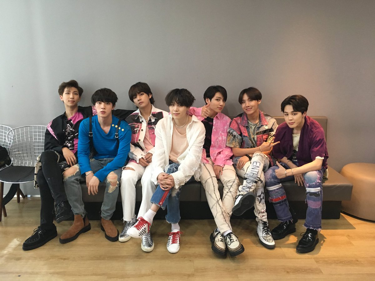 бтс fake love. бтс ансвер. группа бтс обнимаются. Bts фотосессия 2018 answer. Bts love yourself tear фотосессия jungkook.