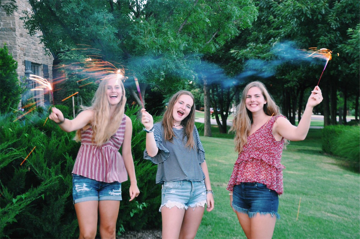 ryliefarr7's tweet photo. nothing better than 4th of july with my fav people :) ❤️🇺🇸🌟 https://t.co/x1Q3pu3gkk