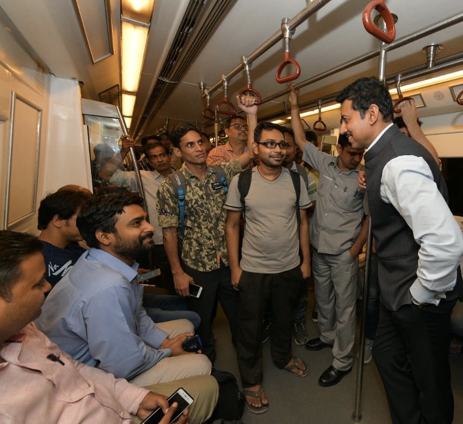 दिल्ली में मेट्रो से किया खेल मंत्री और BJP अध्यक्ष ने सफ़र