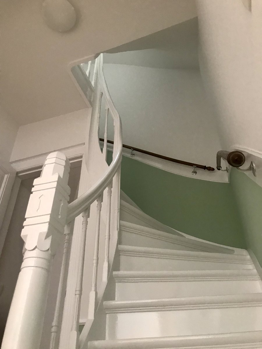 House2Style's tweet photo. Over deze schitterende originele trap hebben we vandaag heel wat keren gelopen. #verkoopstyling #meubelverhuur #trapoptrapaf https://t.co/WhkAWoJ5vJ
