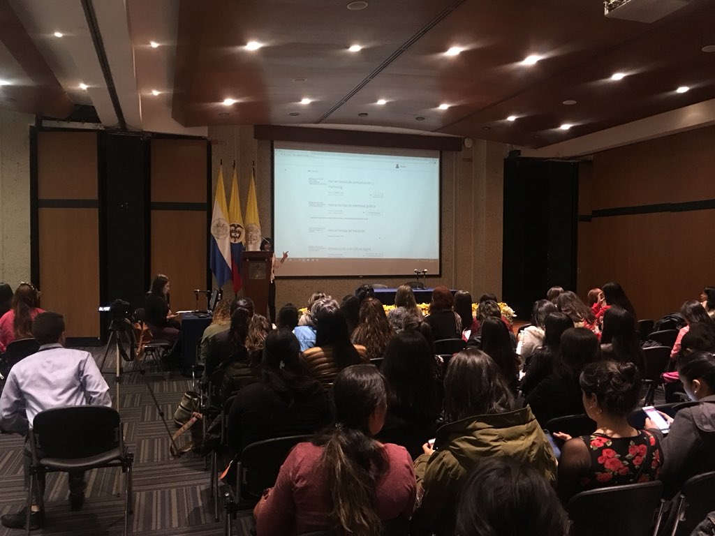 Colnodo's tweet photo. “Inspira, empodera, conecta” @lina_torres_r lider de @GeekGirlsLatam en el lanzamiento de #YoEnDigital 👏🏻👏🏻 https://t.co/RF1LNlATse