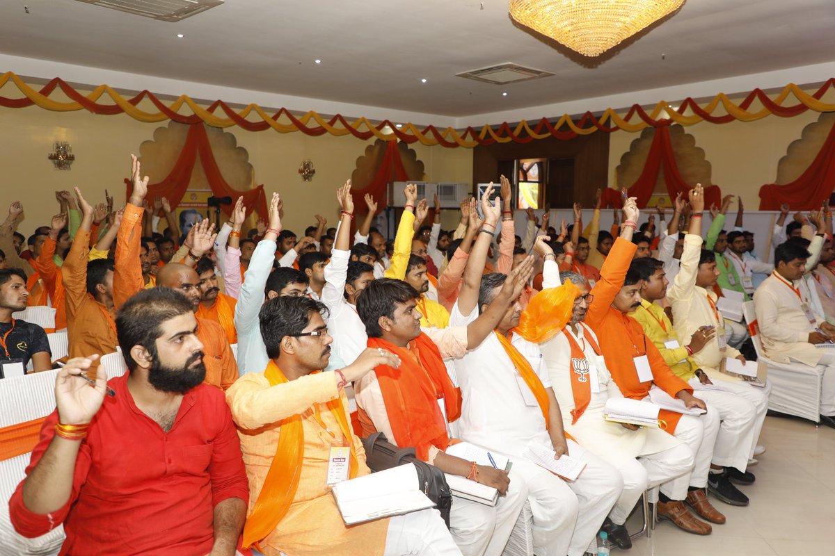 AmitShah's tweet photo. आगरा में पश्चिम उत्तर प्रदेश, ब्रज और कानपुर क्षेत्र के विस्तारकों के साथ संयुक्त बैठक कर संगठन विस्तार के कार्यों की समीक्षा की। क्षेत्र में जनता के बीच रहने वाले इन विस्तारकों ने केंद्र और प्रदेश सरकार की जनकल्याणकारी नीतियों के प्रति जनता में जो गज़ब का उत्साह है वह भी बताया। https://t.co/5yXncPtvO4