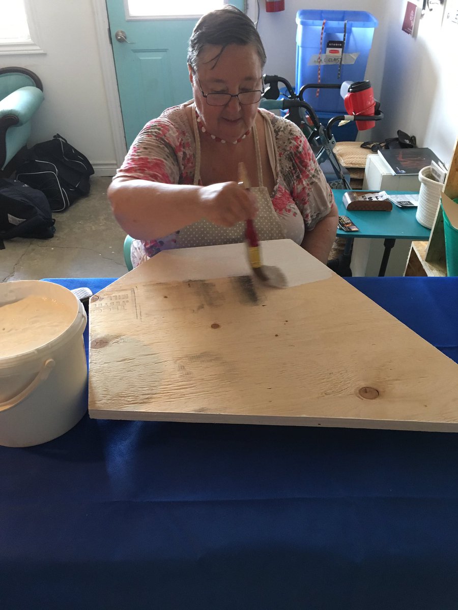 RSVP_CMHA's tweet photo. At #ArtInHouse with local artist Fiona Legg for our weekly art group 🎨 #WeLoveArt #SelfCare #ThankfulForCommunity https://t.co/wPGhas7ZHL