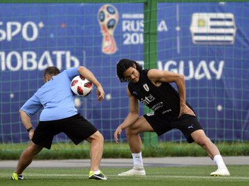 Buysan's tweet photo. Confirmado; @ECavaniOfficial estará a la orden de Tabarez, pero no desde el inicio. Irá al banco. Stuani sale como titular. @Sport890 @teledoce @DIRECTVSports https://t.co/fOVec7EzCf