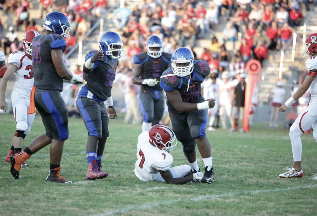 AllOutVic's tweet photo. Not many get to experience this feeling... I need prayer 🙏🏾 I’m addicted to smacking running backs 😤
#BackfieldBully https://t.co/bu3WHXsHZk