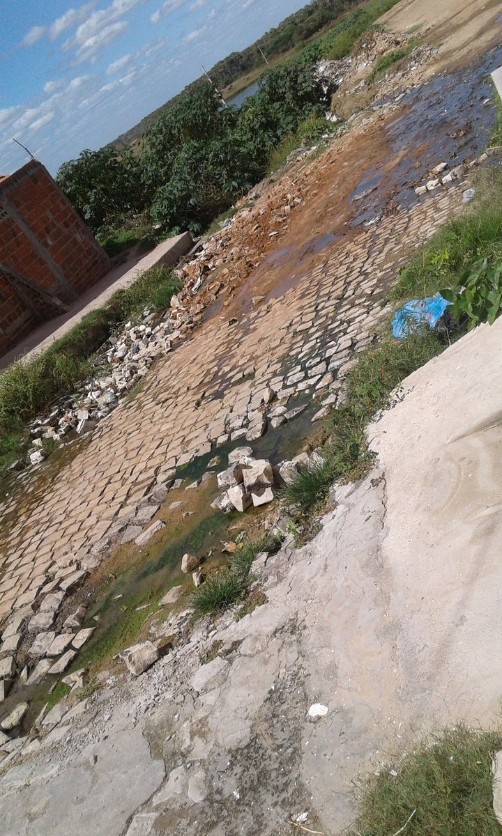 #RN1 APODI, RUA RENATO MENEZES, BURACOS NA RUA E A POPULAÇÃO QUEM SOFRE COM PESSOAS CAINDO NOS BURACOS POR FALTA DE ILUMINAÇÃO, SITUAÇÃO E CRITICA PREFEITURA COLOCA ENTULHO EM VEZ DE REFAZER O CALÇAMENTO, E COM ISSO AGUAS DE ESGOTO JUNTAS CAUSA PERIGO DE MOSQUITO DA DENGUE