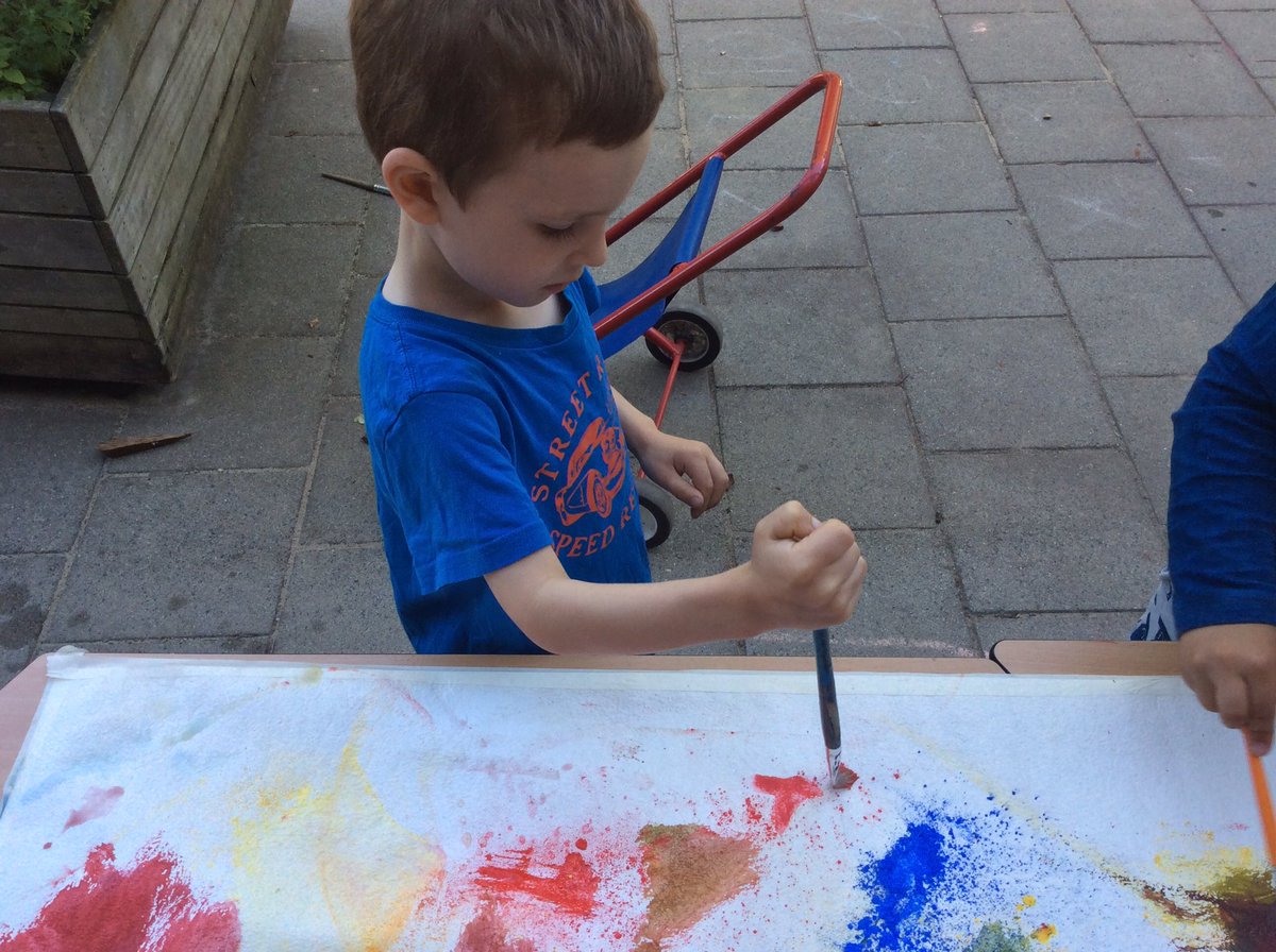 BSNJSL's tweet photo. What a fun way to spend time in the sunshine- learning about colour mixing and practising our mark making! @BSNJSL @Karren_vanZoest #JSLF1 https://t.co/USqojjdc63