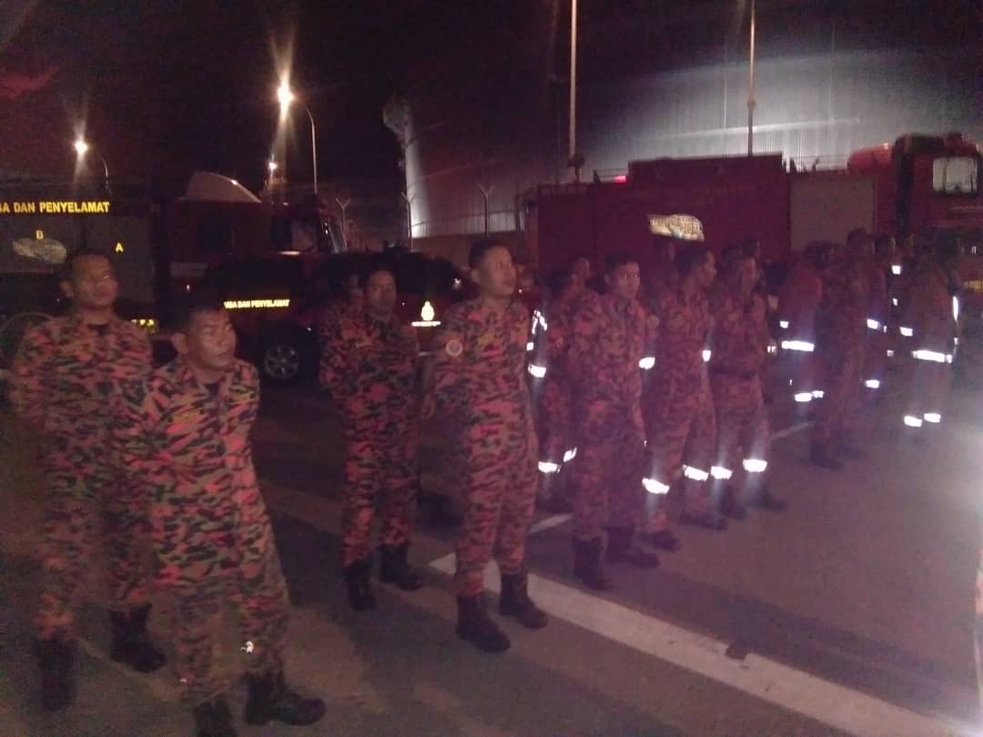 BombaKuantan's tweet photo. Kebakaran tangki bitumen di bukit kuang kemaman.
Bantuan personel dan logistik dari bbp kuantan
Doakan kami selamat pergi dan pulang ye
@KP_bombaJBPM @BombaPahang @zuraida_my https://t.co/GqR9MShncS