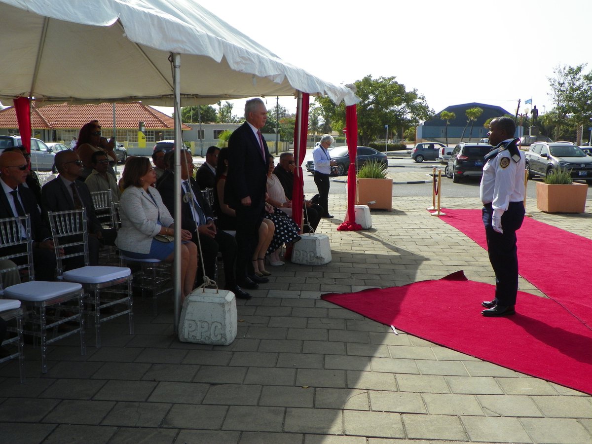 VzlaenAruConsul's tweet photo. #Aruba El Cónsul General G/J @CarlosMataCMF encabeza el Acto Protocolar  realizado en la Plaza Bolivar de Oranjestad en presencia de las altas autoridades de Aruba con motivo de la Conmemoración de los 207 Años de la Independencia de Venezuela #IndependenciaParaSiempre https://t.co/VrL1dBkT1T