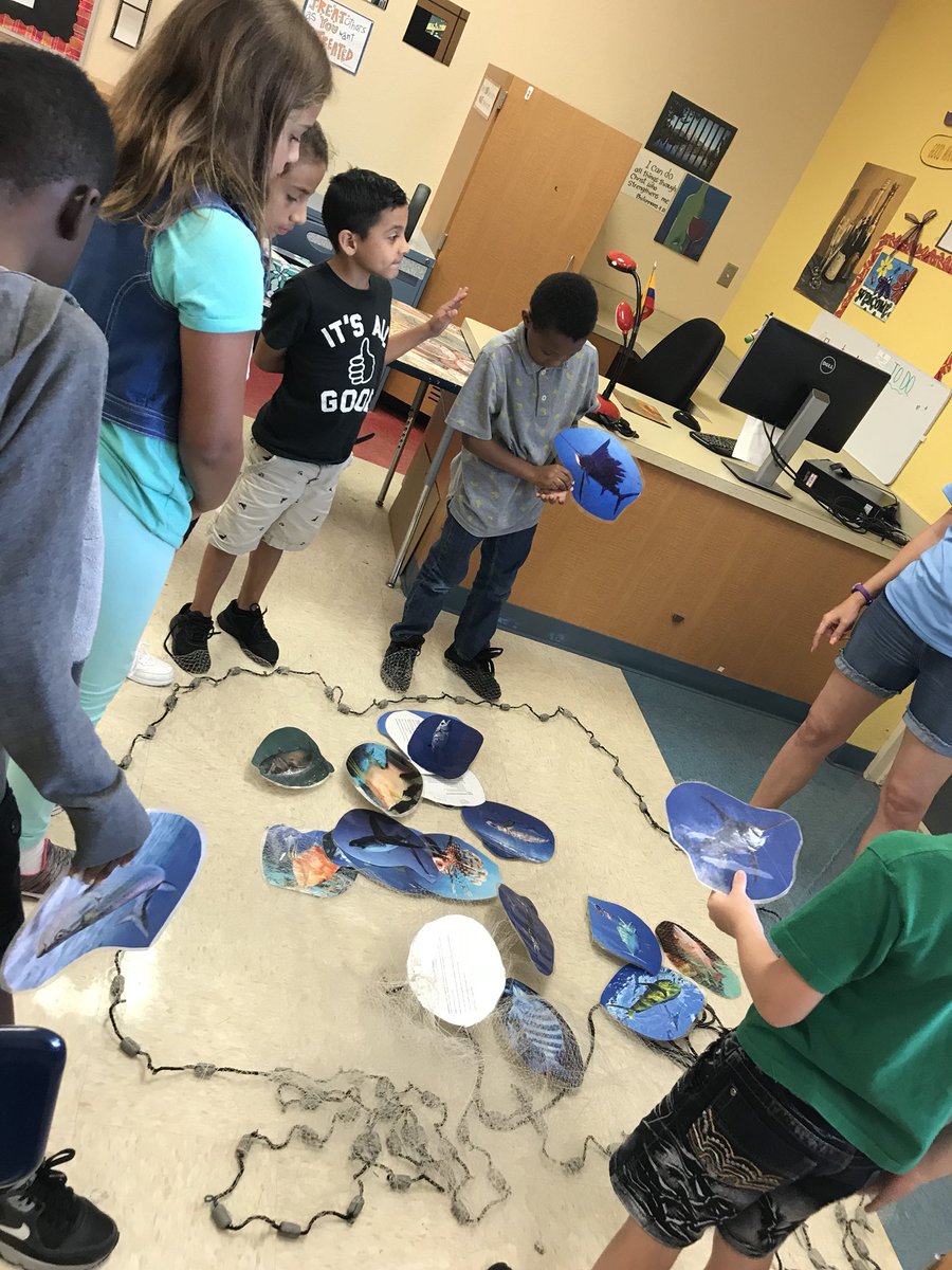 tabby_79's tweet image. Learning about fish with “Under Blue Waters” #fishprinting #castnet #summercamp #21stCCLC