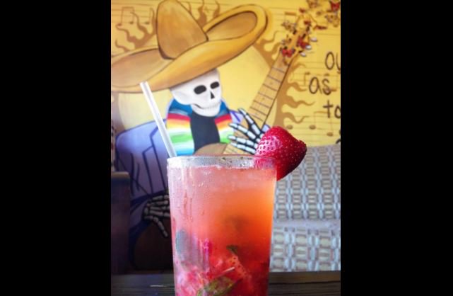 savannahiswrite's tweet photo. Ever tried the Strawberry Mint Sparkle at Burrito Del Sol? Bartender Sylvio Borges will show you the recipe @nwfdailynews @destinlogsav https://t.co/vdQBrCf2HD #SignatureSip #mixology #sparkleandshine https://t.co/NFVuDAq7Tn
