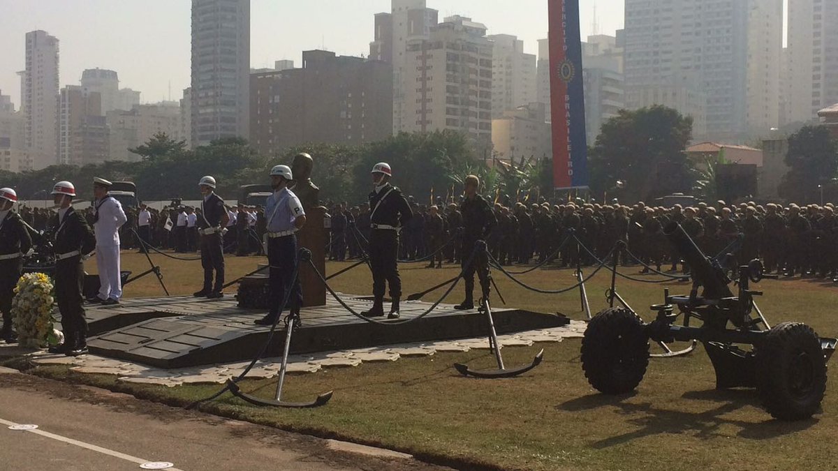 Gen_VillasBoas's tweet photo. Estou no @CmdoCMSE na homenagem a Mário Kozel Filho, soldado do Brasil, vítima de ação terrorista em 1968. A vida que lhe foi tirada nos obriga a exercitar o maior ativo humano – a capacidade de aprender.
A ele dedico esse texto:  https://t.co/u2F6XFJq12 https://t.co/y3O2F6fxin