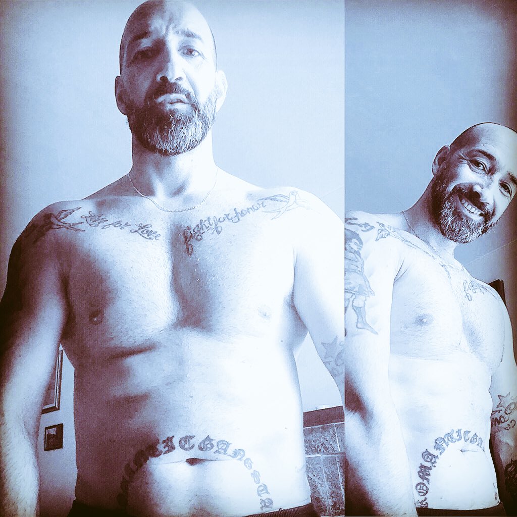 RayAsso's tweet image. Un po’ ti odio un po’ ti amo...
Dici che siamo solo amici...
Ma a stare senza sentirci mica ci riusciamo...
Oggi non ti scrivo provo a resistere...
Tu oggi non mi scrivi...
Perché sai che devi insistere...
L’amicizia e l’amore dopo un po’ non possono più coesistere...