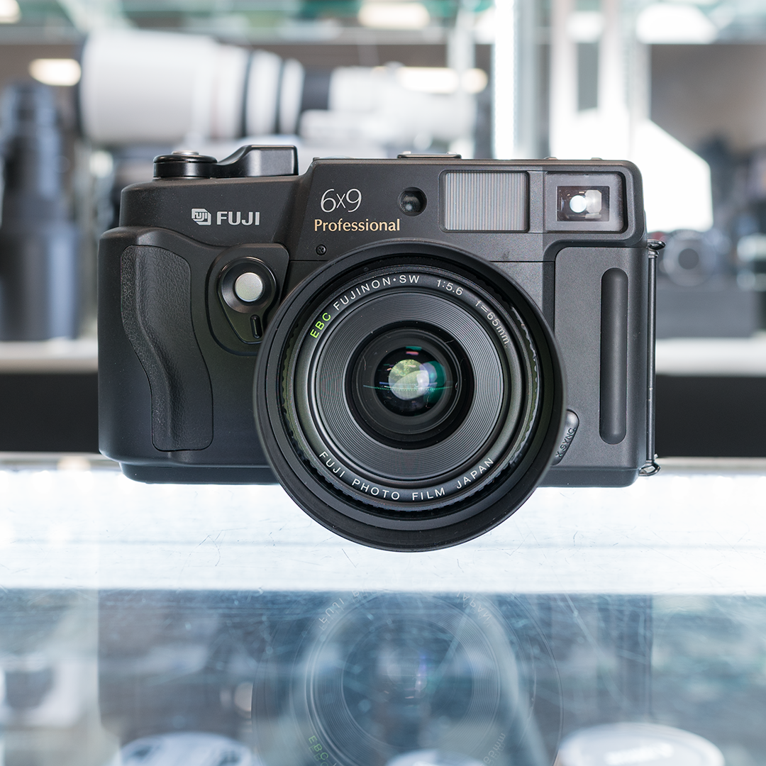 UsedPhotoPro's tweet photo. Here is the Fujica GSW690III aka Texas Leica. This medium format camera takes 120 film and the GSW designates a wide angle lens since the 65mm lens correlates to a 28mm on a 35mm equivalent #FoundatUPP #FujicaGSW690III #GSW690III #TexasLeica #MediumFormat https://t.co/4QqVpBDBvW