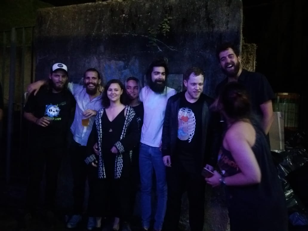 claraparker_'s tweet image. Minha mãe tirou todas as fotos sem foco e a única que ficou foi a q todo mundo tá se mexendo, top