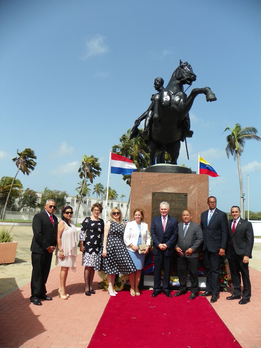 VzlaenAruConsul's tweet photo. #Aruba El Cónsul General G/J @CarlosMataCMF encabeza el Acto Protocolar  realizado en la Plaza Bolivar de Oranjestad en presencia de las altas autoridades de Aruba con motivo de la Conmemoración de los 207 Años de la Independencia de Venezuela #IndependenciaParaSiempre https://t.co/VrL1dBkT1T