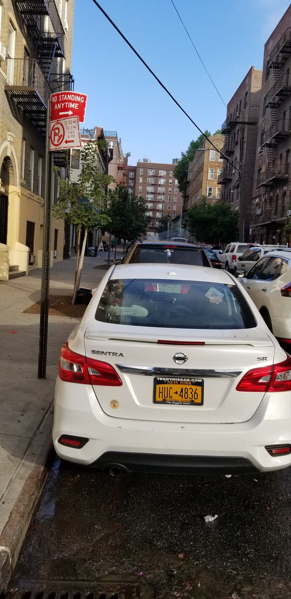 Here's a  #taleof2cities for  @BilldeBlasio:2 cars parked illegally in No Standing zones at the same intersection. The  #placardperp parked 1st last night.  @NYPDTransport came by in the morning & only ticketed the other car. #placardcorruption ain't the Fairest City of Them All.