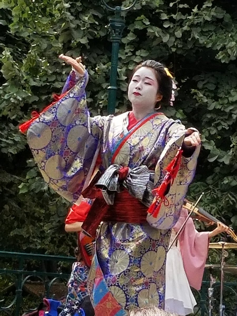 WriterJane74's tweet photo. I went to Notre Dame, and a Japanese punk show broke out. #LostInTranslation #WorkLifeBalance @hatenkohro @Paris https://t.co/h4HzJlSuVR