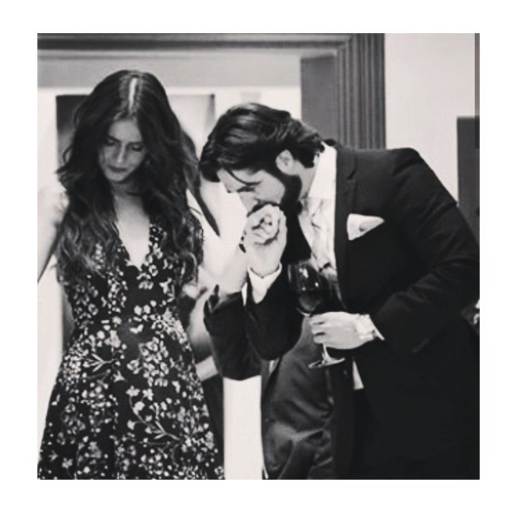 Alva_Ron3's tweet photo. "Dame tu mano, te llevaré tan lejos que cuando abras los ojos estarás sentada en una estrella mirando a la luna y yo a tu lado". ✨❤🌙
#TBT #MariayAlejandro #AlvaRon https://t.co/34A6WKK4Xn